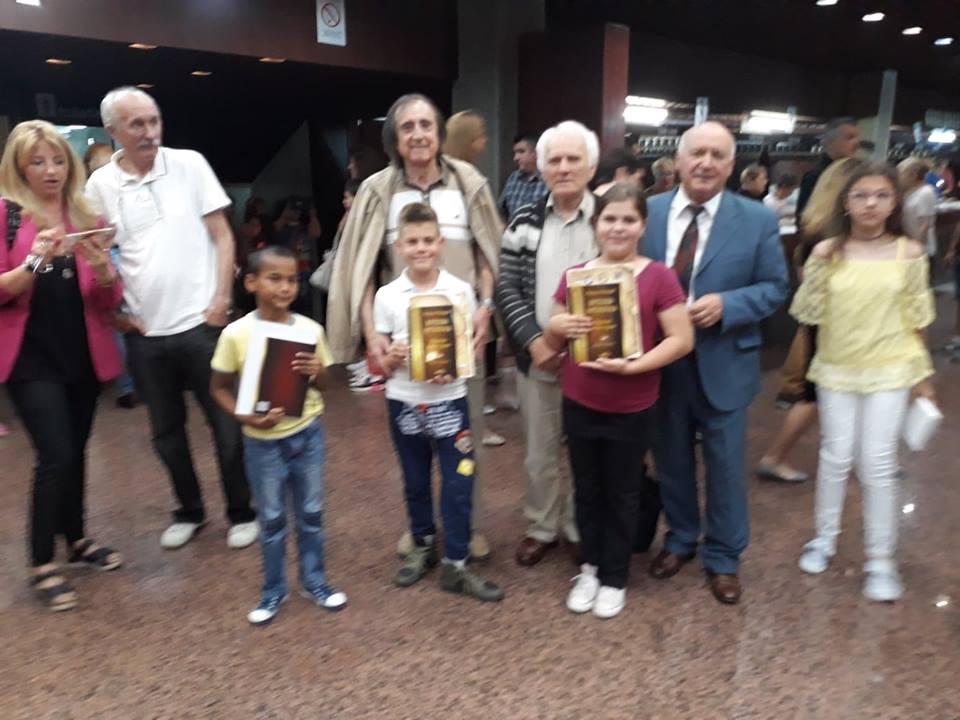 33133659_589741464730335_6936253818036289536_n