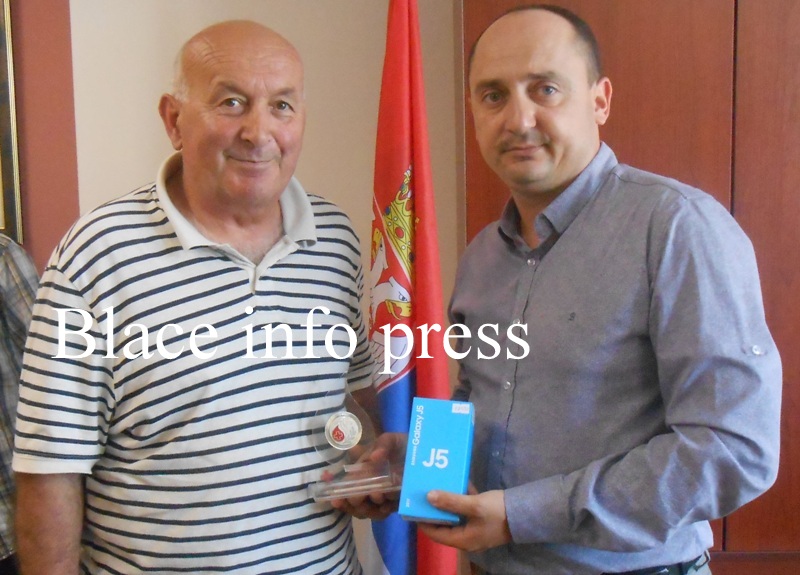 Profesor Zoran Pavlović krv dao čak 75 puta, na slici sa predsednikom Opštine Blace Milanom Ćurčićem