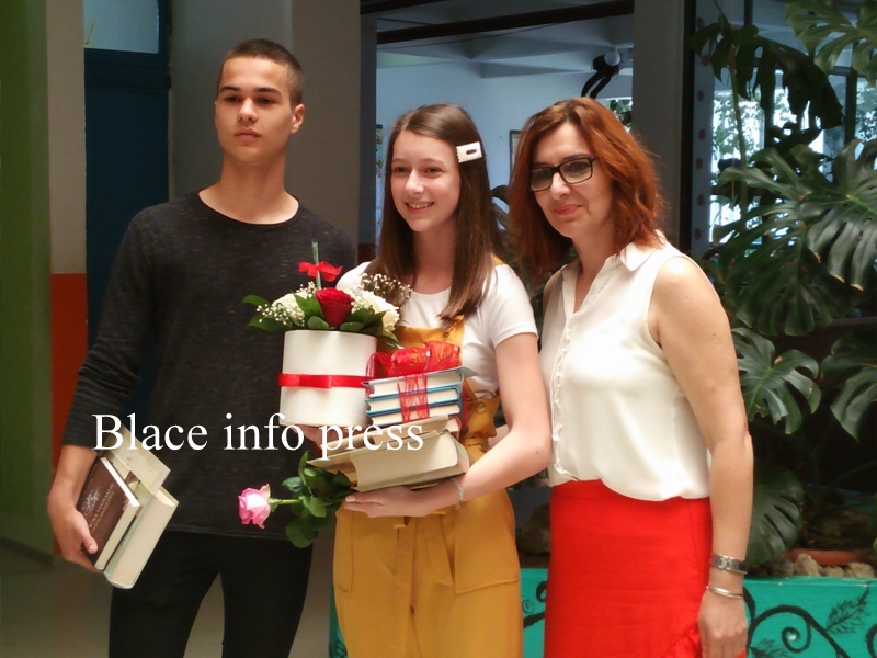 Direktorka škole Danijela Nikolić sa sportistom generacije Dimitrijem Miljakovićem i đakom generacije Nevenom Bogićević