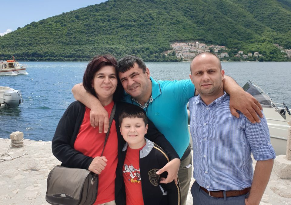 Nikola sa roditeljima i profesorom