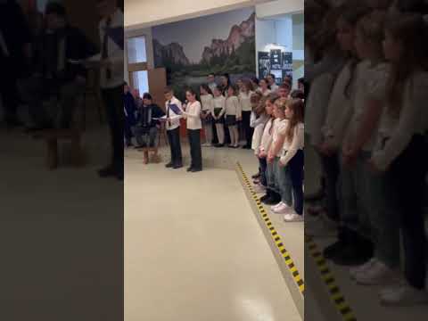 Povodom prestojećeg praznika Sretenja, učenici Osnovne škole Stojan Novaković Blace priredili svečanu priredbu