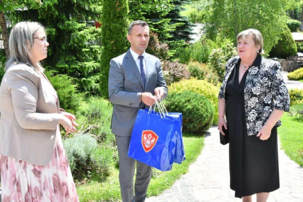 06e19f1b-411d-44cf-81b0-db82863a0ebd