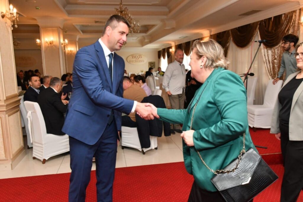 b5836a13-531e-4c9d-a6b1-54731900bfb8