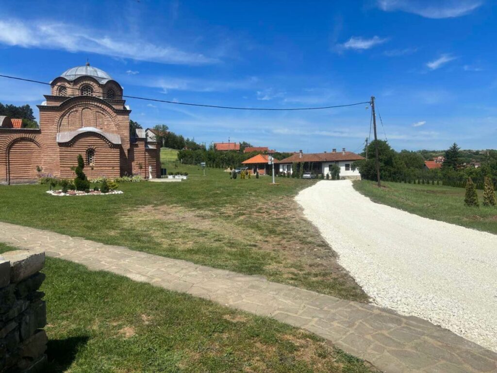 uredjen-put-ka-manastirskom-konaku-01-1200x900