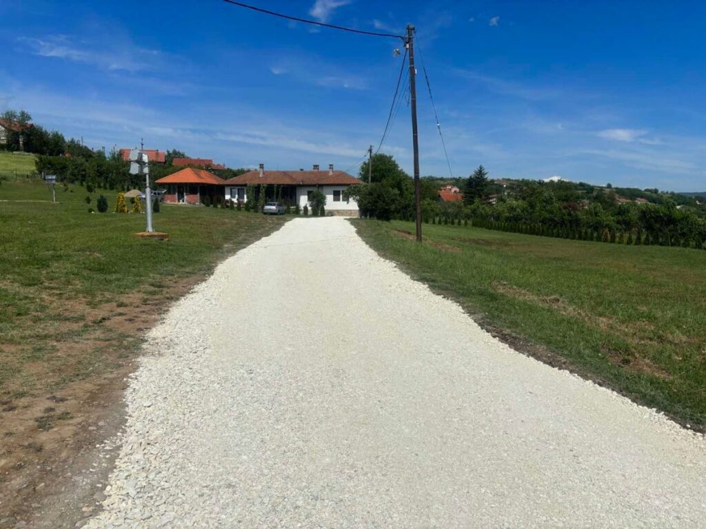 uredjen-put-ka-manastirskom-konaku-03-1200x900