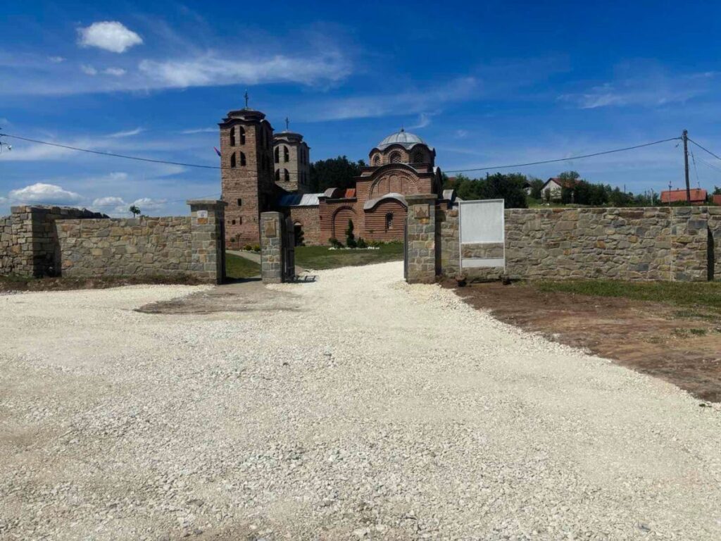 uredjen-put-ka-manastirskom-konaku-04-1200x900